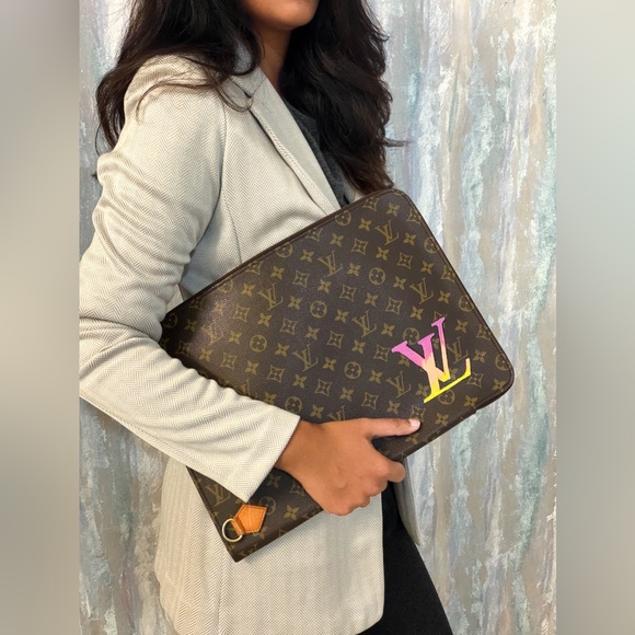 Louis Vuitton Monogram Document Laptop holder - Picture 2 of 12